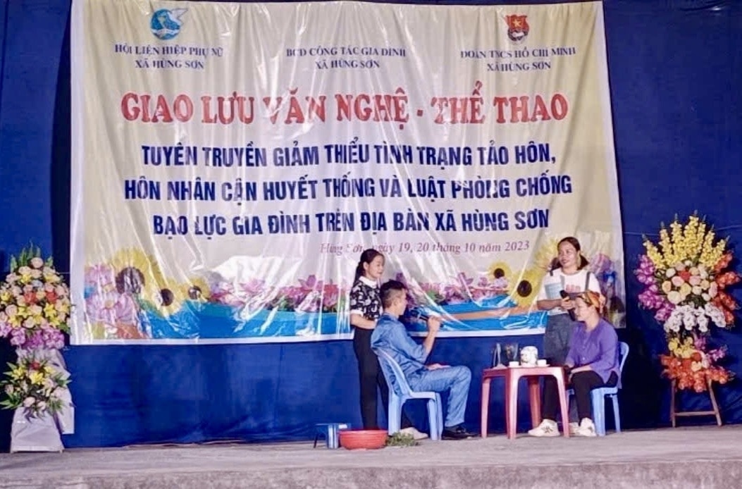 Tiểu phẩm tuyên truyền với chủ đề PBGDPL về TH-HNCHT do các diễn viên địa phương biểu diễn, phản ánh đúng thực trạng của người dân nên có sức hút đặc biệt (Ảnh do Phó Chủ tịch UBND xã Hùng Sơn Bùi Văn Tình cung cấp) 