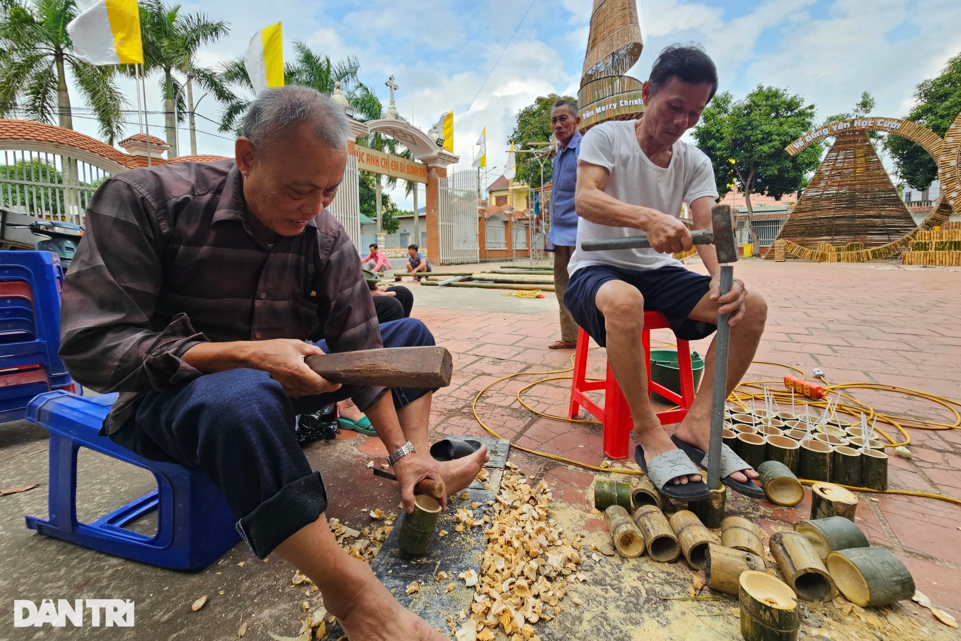 Độc đáo cây thông đón Giáng sinh làm từ 1.400 cây tre, nứa - 2