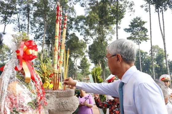 Dâng hương, dâng hoa tưởng nhớ các anh hùng liệt sĩ hy sinh tại huyện Củ Chi ảnh 3