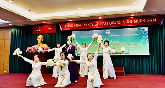 Liên hoan tiếng hát Người cao tuổi TPHCM năm 2023: Tiết mục “Nhớ ơn Hồ Chí Minh” đoạt giải Nhất thể loại tốp ca ảnh 4