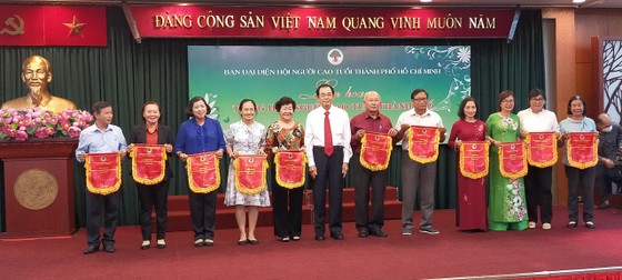 Liên hoan tiếng hát Người cao tuổi TPHCM năm 2023: Tiết mục “Nhớ ơn Hồ Chí Minh” đoạt giải Nhất thể loại tốp ca ảnh 3