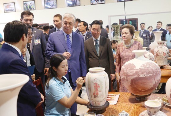 Chủ tịch nước Võ Văn Thưởng và Tổng thống Kazakhstan trải nghiệm làm gốm Chu Đậu ảnh 6