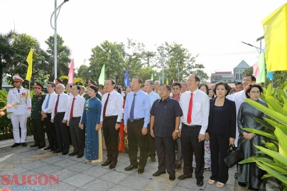 Lãnh đạo TPHCM dâng hương, dâng hoa tại Di tích Lịch sử Quốc gia Ngã Ba Giồng ảnh 10