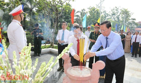 Lãnh đạo TPHCM dâng hương, dâng hoa tại Di tích Lịch sử Quốc gia Ngã Ba Giồng ảnh 12