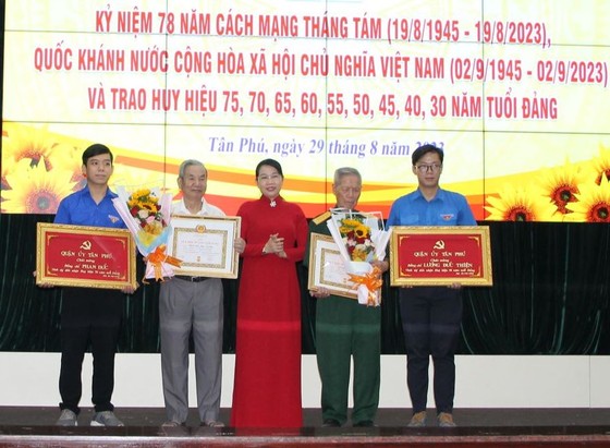 Quận Tân Phú có 150 đảng viên vinh dự nhận Huy hiệu Đảng ảnh 2