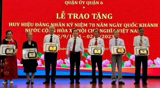 Quận 6 và quận 10, quận 1 trao Huy hiệu Đảng cho đảng viên cao tuổi Đảng nhân kỷ niệm 78 năm Quốc khánh ảnh 4