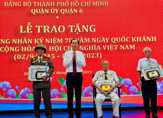 67 đảng viên cao tuổi Đảng quận 6 nhận Huy hiệu Đảng ảnh 3