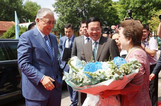 Chủ tịch nước Võ Văn Thưởng và Tổng thống Kazakhstan trải nghiệm làm gốm Chu Đậu ảnh 1