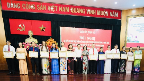 Bí thư Quận ủy quận 10 Lê Văn Minh trao khen thưởng cho tập thể thực hiện tốt việc xây dựng, hình thành không gian văn hóa Hồ Chí Minh