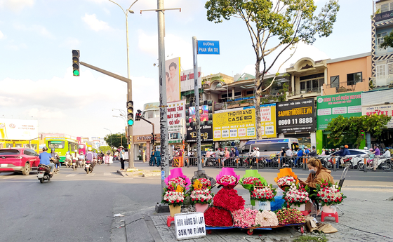 Một sạp hoa trên hè phố ở TPHCM 