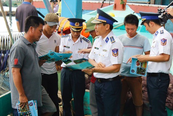 Cán bộ chiến sĩ Vùng Cảnh sát biển 3 tuyên truyền IUU cho ngư dân Bà Rịa - Vũng Tàu. Ảnh: NÔNG NGÂN