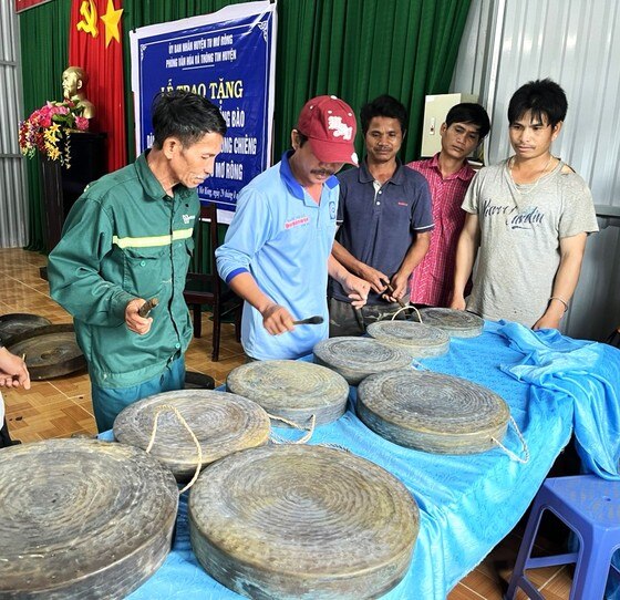  Tặng chiêng quý cho người Xơ Đăng ở vùng căn cứ cách mạng  ảnh 1