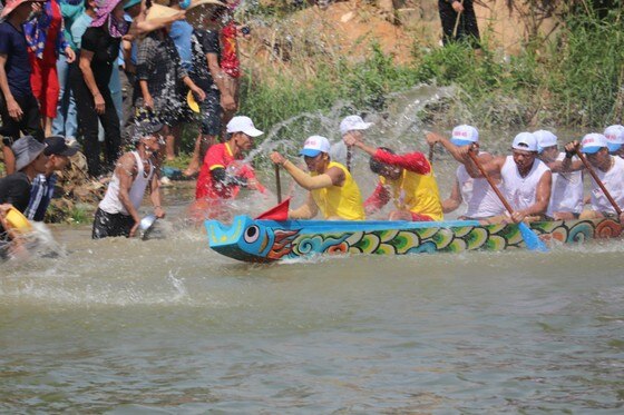 Quảng Bình: Rộn ràng đua thuyền mừng Tết Độc lập trên quê hương Đại tướng Võ Nguyên Giáp ảnh 4