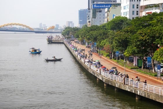 Người dân, du khách hào hứng cổ vũ đua thuyền trên sông Hàn ảnh 3