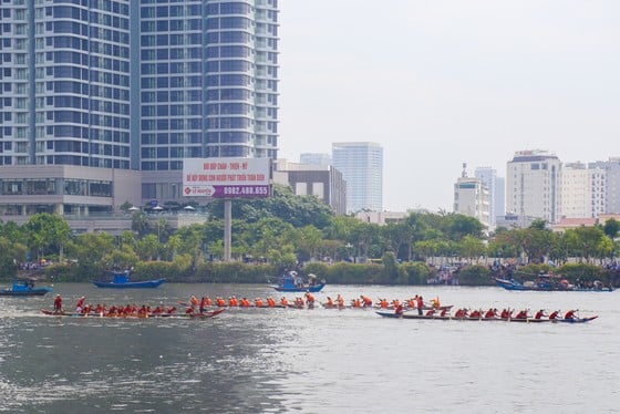 Người dân, du khách hào hứng cổ vũ đua thuyền trên sông Hàn ảnh 6