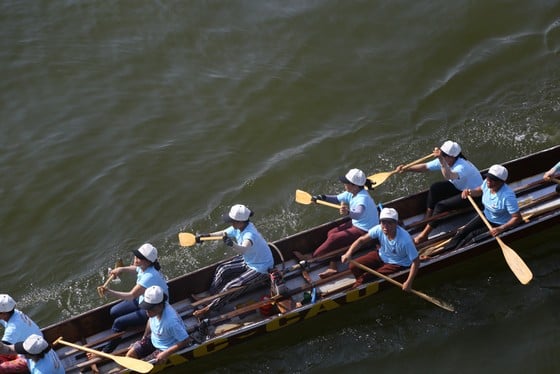 Người dân, du khách hào hứng cổ vũ đua thuyền trên sông Hàn ảnh 2