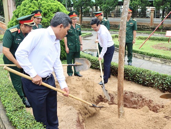 Binh đoàn 15 xây dựng mối quan hệ quân dân ngày càng bền chặt ảnh 10