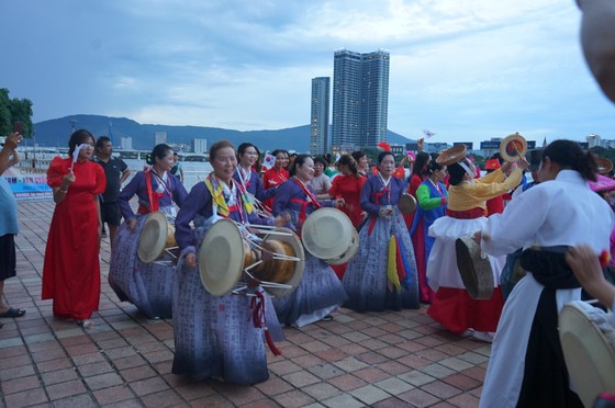 Người Hàn Quốc diễu hành khu vực cầu Rồng - chợ Hàn. Ảnh: XUÂN QUỲNH ảnh 1
