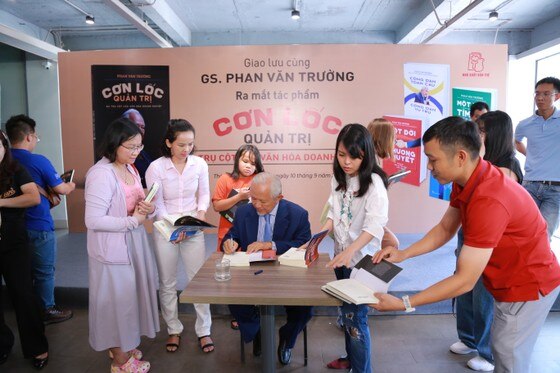 Bạn đọc xếp hàng xin chữ ký của GS Phan Văn Trường ảnh 6