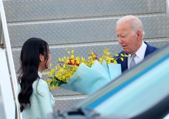 Thiếu nữ Thủ đô tặng hoa chào mừng Tổng thống Joe Biden đến Hà Nội. Ảnh: TTXVN ảnh 2