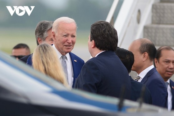 Đại sứ Hoa Kỳ tại Việt Nam Marc Knapper đón Tổng thống Joe Biden tại sân bay quốc tế Nội Bài. Ảnh: VOV ảnh 4