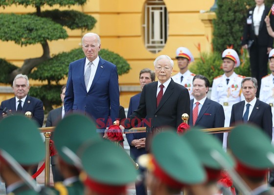 Tổng Bí thư Nguyễn Phú Trọng và Tổng thống Joe Biden duyệt đội danh dự Quân đội nhân dân Việt Nam, chiều 10-9. Ảnh: QUANG PHÚC ảnh 3