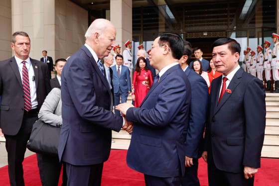 Chủ tịch Quốc hội Vương Đình Huệ tiễn Tổng thống Joe Biden rời Nhà Quốc hội. Ảnh: VIẾT CHUNG ảnh 3