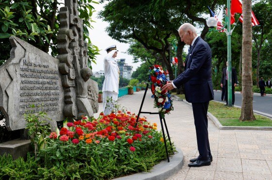 Trên đường ra sân bay, Tổng thống Biden đã tới đặt vòng hoa tại bia tưởng niệm cố Thượng Nghị sĩ John McCain bên Hồ Trúc Bạch. Ảnh: Reuters ảnh 4