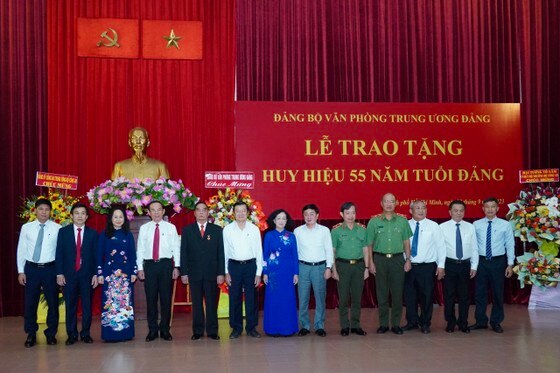 Các đồng chí lãnh đạo, nguyên lãnh đạo Đảng, Nhà nước chúc mừng đồng chí Lê Hồng Anh. Ảnh: HOÀNG HÙNG ảnh 5