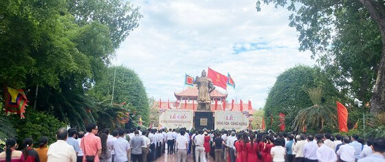 Rất đông người dân, cán bộ địa phương đến bên tượng đài Hoàng đế Quang Trung để dự lễ giỗ. Ảnh: CÔNG LẬP ảnh 1