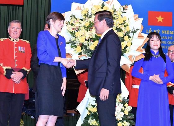 Chủ tịch UBND TPHCM Phan Văn Mãi và Tổng lãnh sự Anh tại TPHCM Emily Hamblin tại buổi lễ. Ảnh: VIỆT DŨNG ảnh 4
