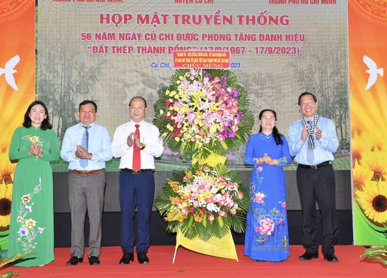 Chủ tịch UBND TPHCM Phan Văn Mãi và Chủ tịch HĐND TPHCM Nguyễn Thị Lệ đến dự buổi họp mặt truyền thống. Ảnh: VIỆT DŨNG ảnh 2