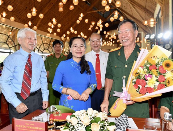 Nguyên Chủ tịch nước Nguyễn Minh Triết và Chủ tịch HĐND TPHCM Nguyễn Thị Lệ tặng hoa đến các đồng chí tướng lĩnh quân đội về hưu. Ảnh: VIỆT DŨNG ảnh 3