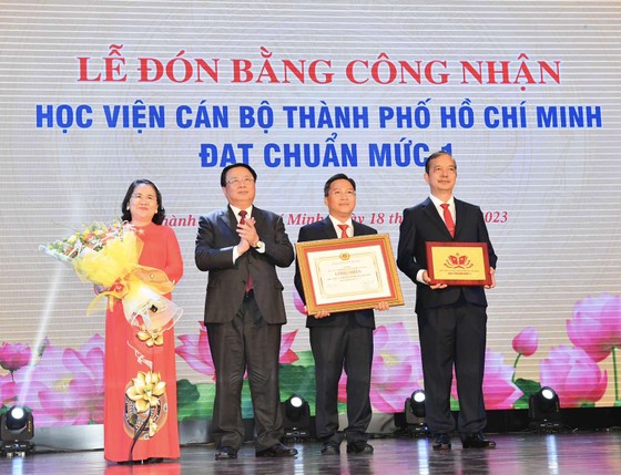 Giám đốc Học viện Chính trị quốc gia Hồ Chí Minh trao Bằng công nhận Học viện Cán bộ TPHCM đạt chuẩn mức 1 đến Ban Giám đốc Học viện Cán bộ TPHCM. Ảnh VIỆT DŨNG ảnh 2