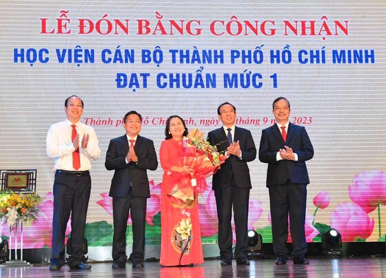 Bí thư Thành ủy TPHCM Nguyễn Văn Nên và Phó Bí thư Thành ủy TPHCM Nguyễn Hồ Hải tặng hoa chúc mừng Học viện Cán bộ TPHCM nhận Bằng công nhận đạt chuẩn mức 1. Ảnh VIỆT DŨNG ảnh 3