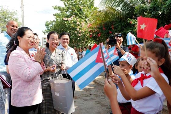 Các em học sinh Làng Bến Tre chào đón đoàn đại biểu TPHCM đến thăm ảnh 4