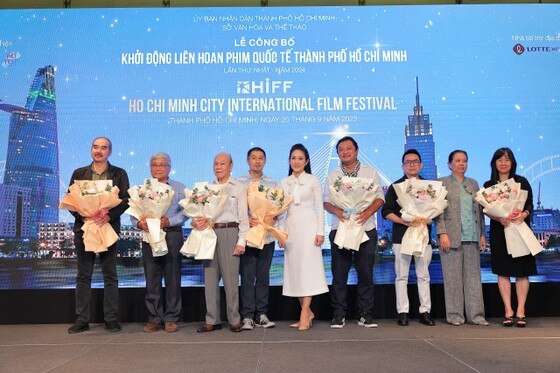 Ban tổ chức tặng hoa tri ân các cố vấn cho HIFF 2024 ảnh 7