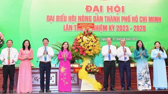 Phó Bí thư Thành ủy TPHCM Nguyễn Hồ Hải và Phó Chủ tịch UBND TPHCM Ngô Minh Châu tặng hoa của Thành ủy - HĐND - UBND - Ủy ban MTTQ Việt Nam TPHCM chúc mừng đại hội. Ảnh: VIỆT DŨNG ảnh 2