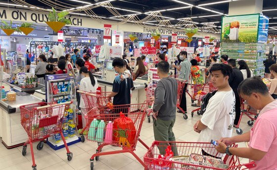 Khách hàng chờ thanh toán tại siêu thị Lotte Mart quận 7, TPHCM. Ảnh: HOÀNG HÙNG ảnh 2