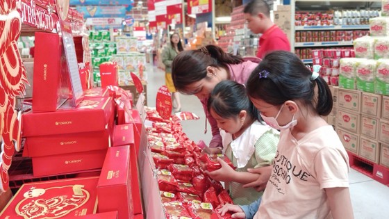 Khách hàng chọn mua bánh Trung thu tại hệ thống MM Mega Market, quận 12, TPHCM