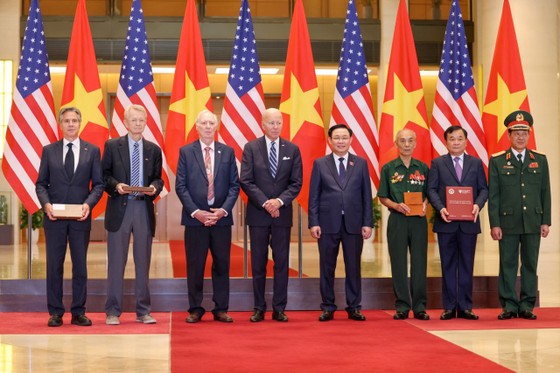 Chủ tịch Quốc hội Vương Đình Huệ và Tổng thống Joe Biden chứng kiến lễ trao kỷ vật, nhật ký chiến tranh, chiều 11-9. Ảnh: VIẾT CHUNG ảnh 1