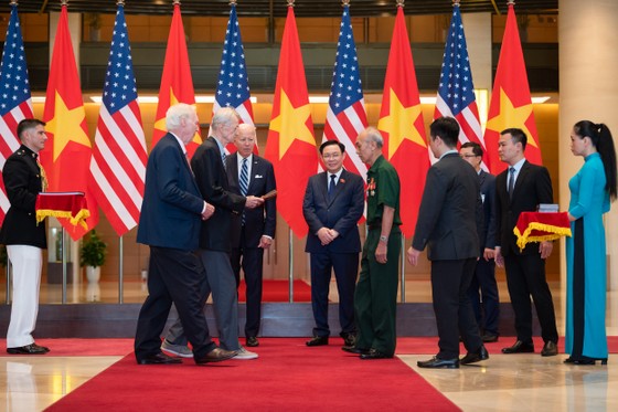 Chủ tịch Quốc hội Vương Đình Huệ và Tổng thống Joe Biden chứng kiến lễ trao kỷ vật, nhật ký chiến tranh, chiều 11-9. Ảnh: VIẾT CHUNG ảnh 2