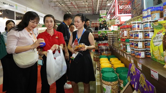 Doanh nghiệp, khách hàng tìm hiểu sản phẩm tại triển lãm quốc tế Vietfood & Beverage 2023. Ảnh: HHOÀNG HÙNG