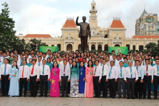 Trước phiên khai mạc đại hội, các đại biểu dự đại hội đã dâng hoa tưởng niệm Chủ tịch Hồ Chí Minh tại Công viên Tượng đài Chủ tịch Hồ Chí Minh (đường Nguyễn Huệ, quận 1). Ảnh: TRẦN YÊN ảnh 1