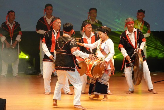 Nghệ nhân văn hóa dân tộc miền núi các tỉnh miền Trung trình diễn bản sắc văn hóa dân tộc mình 