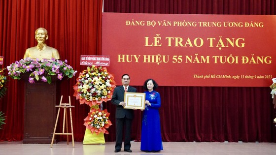 Đồng chí Trương Thị Mai trao Huy hiệu 55 năm tuổi Đảng cho đồng chí Lê Hồng Anh. Ảnh: HOÀNG HÙNG ảnh 1