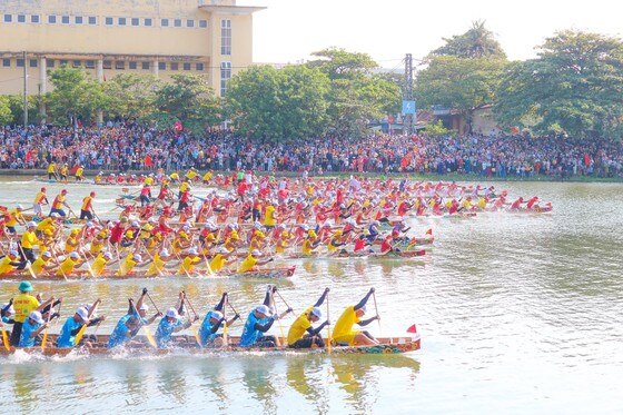 Quảng Bình: Rộn ràng đua thuyền mừng Tết Độc lập trên quê hương Đại tướng Võ Nguyên Giáp ảnh 1