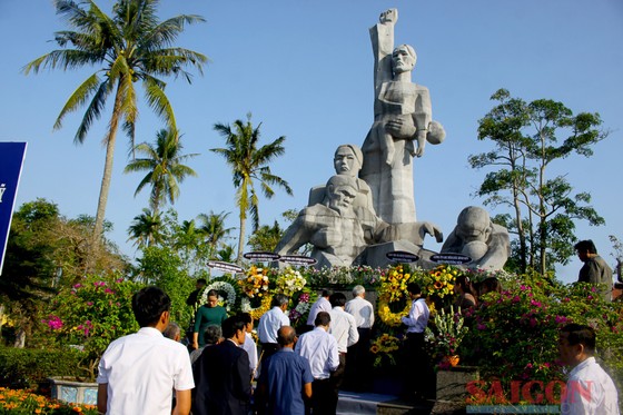 Thắp hương tượng đài tưởng niệm các nạn nhân Sơn Mỹ. Ảnh: NGUYỄN TRANG ảnh 1