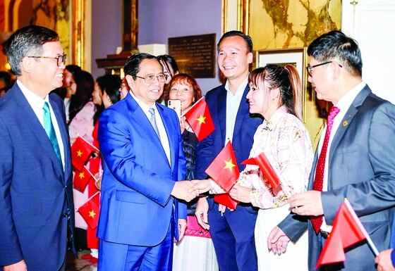 Đại diện cộng đồng người Việt Nam tại San Francisco, bang California đón Thủ tướng Phạm Minh Chính. Ảnh: TTXVN ảnh 1