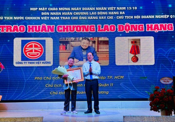 Phó Bí thư Thành ủy TPHCM Nguyễn Hồ Hải trao Huân chương Lao động hạng Ba cho ông Hàng Vay Chi. Ảnh: CHÍ THẠCH ảnh 4